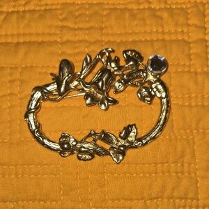 Elegant Gold Floral Brooch